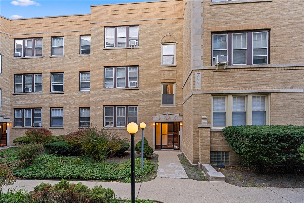 905 West Altgeld St., Chicago, IL - 3,200 USD/ month