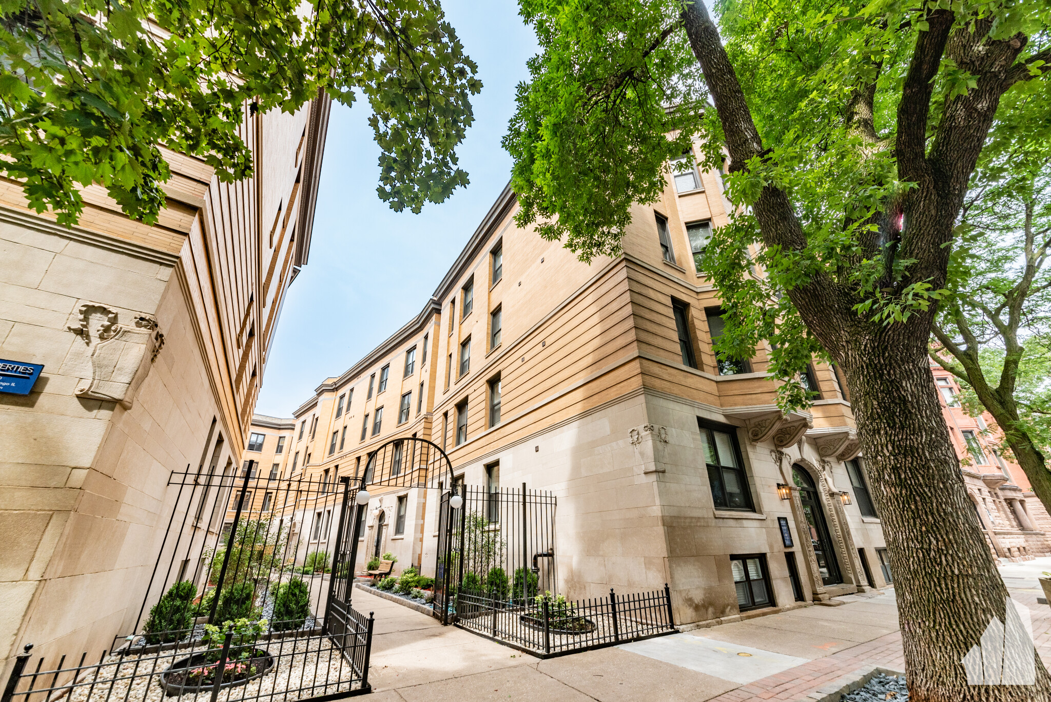 434 West Belden Ave., Chicago, IL - 2,650 USD/ month