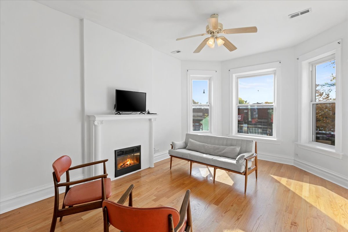 3268 Fullerton Ave., Chicago, IL - 2,850 USD/ month
