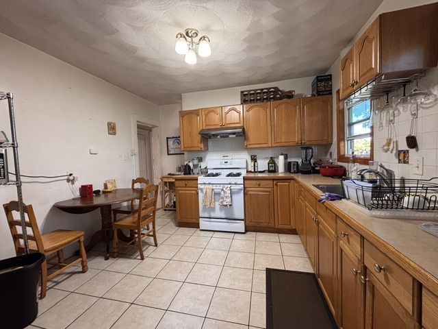 Pictures of  property for rent on Greylock Rd., Boston, MA 01234