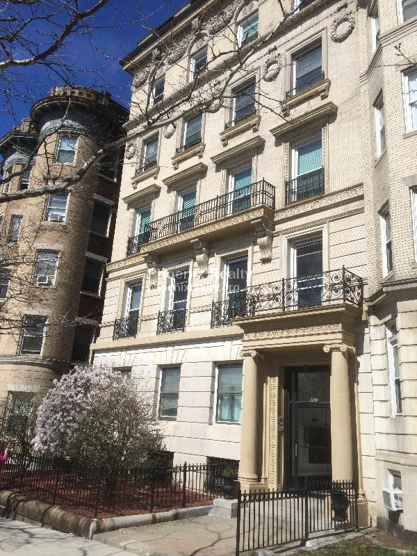 1 bed, 1 bath apartment for rent at 465 Park Dr Unit A, Fenway
