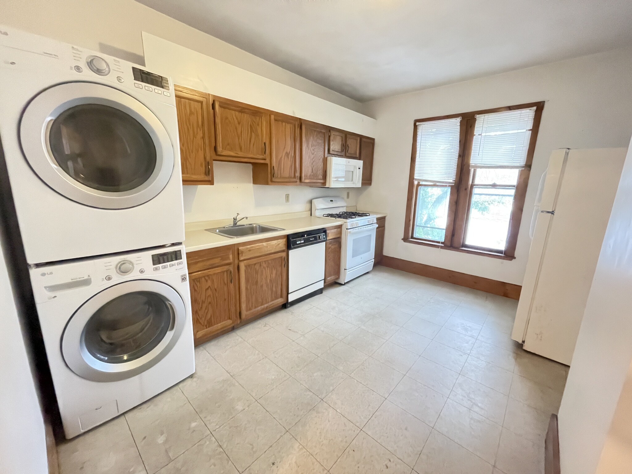 4 bed, 2 bath apartment for rent at 32 Foster St, Brighton — photo 3 of 17