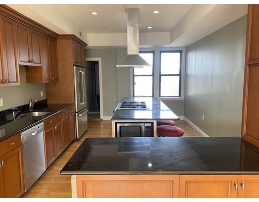 5 bed, 2.5 bath apartment for rent at 2021 Commonwealth Ave Unit C, Brighton — photo 2 of 28