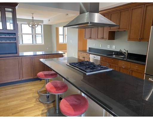 5 bed, 2.5 bath apartment for rent at 2021 Commonwealth Ave Unit C, Brighton — photo 3 of 28