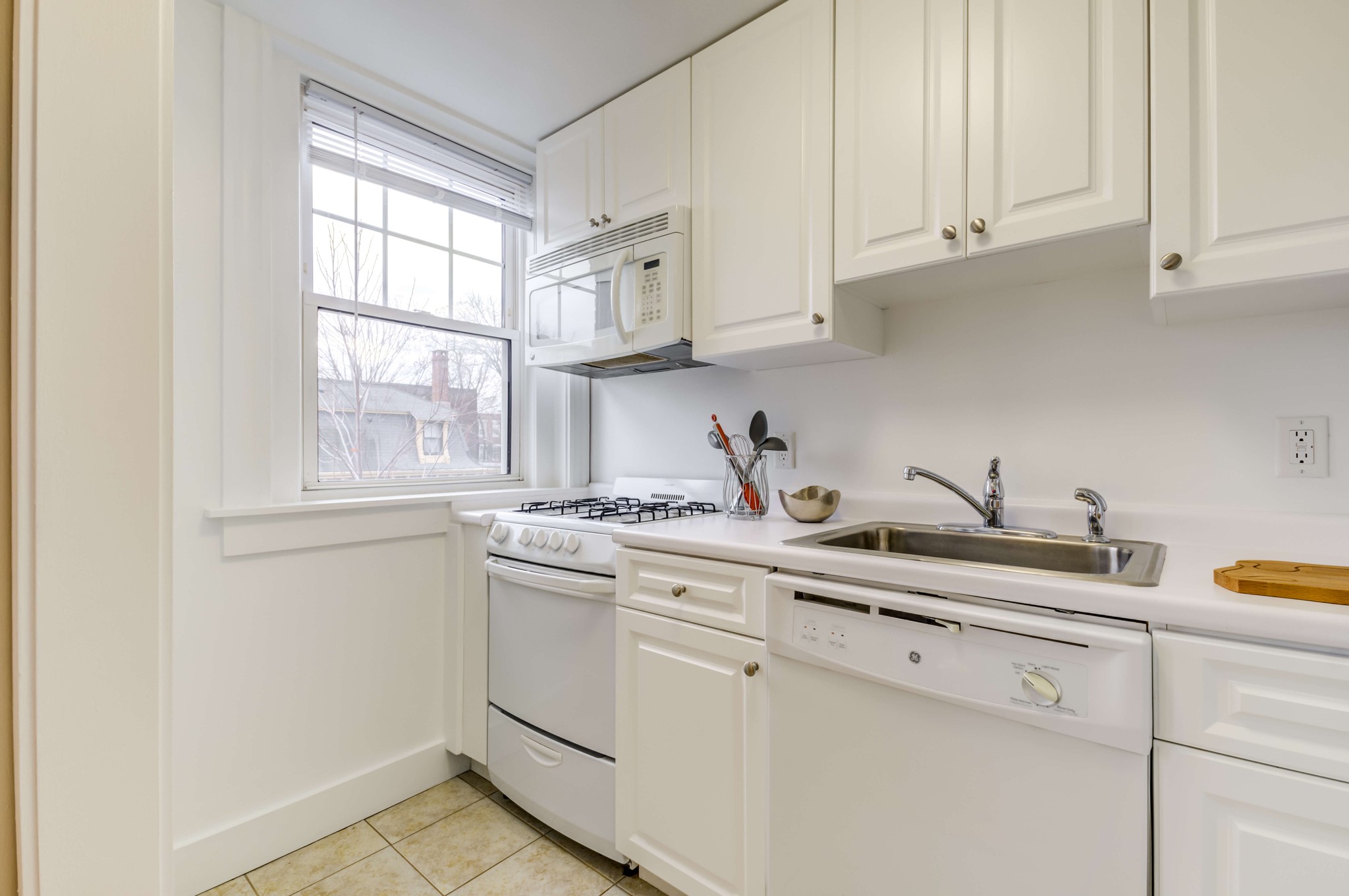 Photos of apartment on Massachusetts Ave.,Cambridge MA 02138