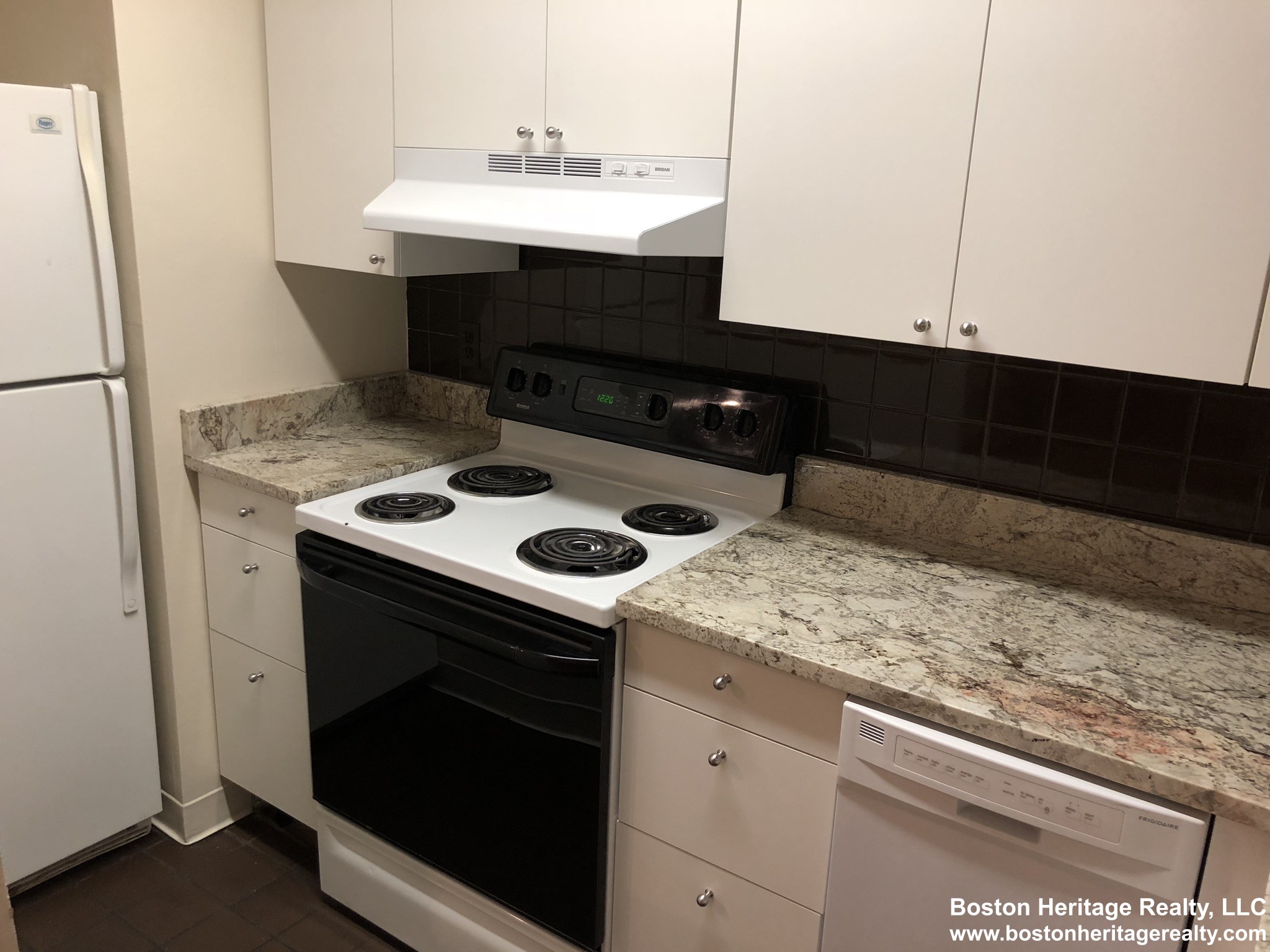 2 bed, 1 bath apartment for rent at 111 Gainsborough St Unit 106, Fenway — photo 2 of 3