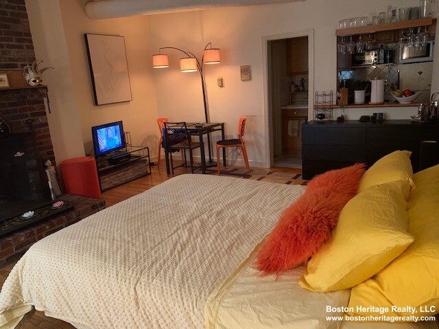 Studio bed, 1 bath apartment for rent at 240 Marlborough St Unit B, Back Bay — photo 4 of 15