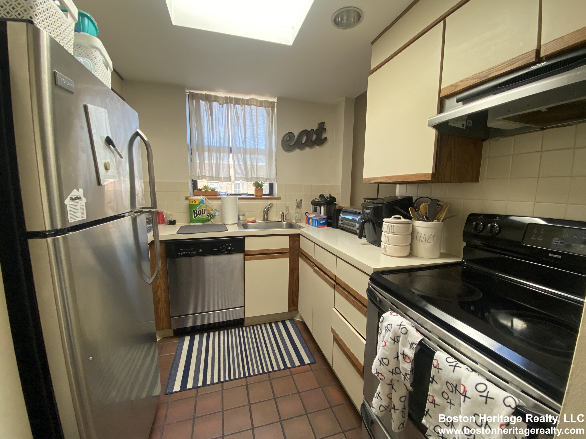 2 bed, 1 bath apartment for rent at 108 Gainsborough St Unit 405, Fenway — photo 2 of 9
