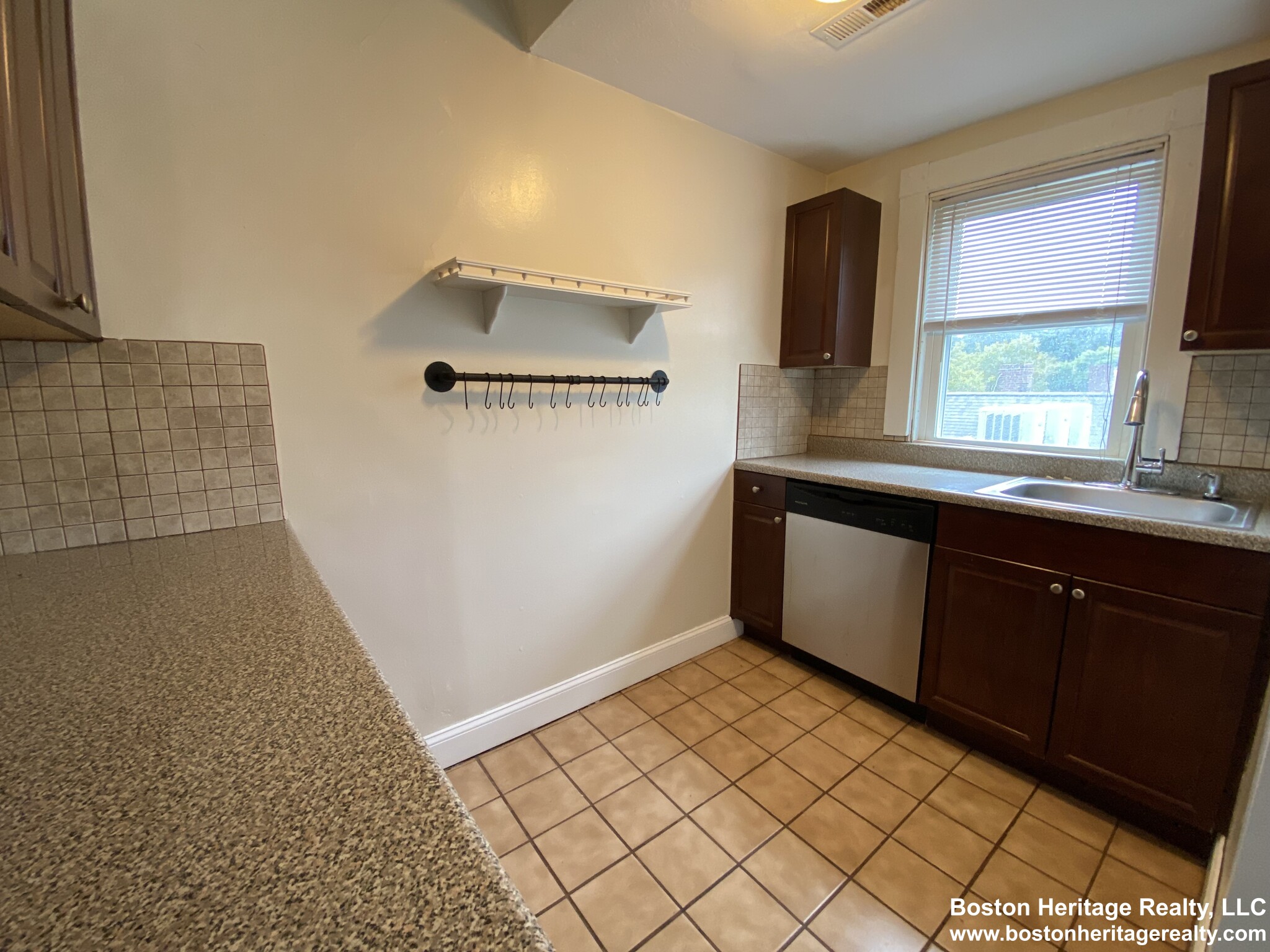 4 bed, 1 bath apartment for rent at 5 Kendall St Unit 3, Brookline Hills — photo 4 of 12