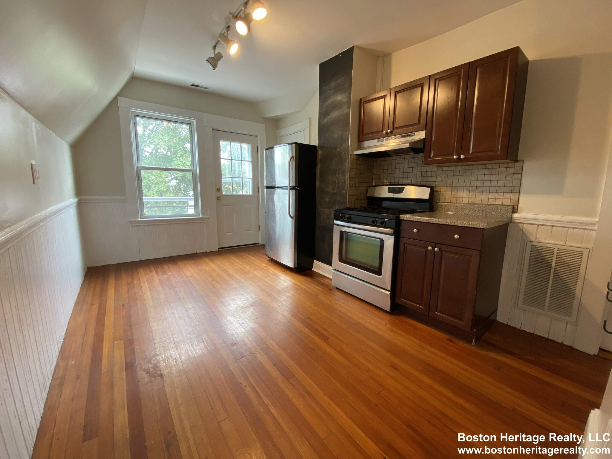 4 bed, 1 bath apartment for rent at 5 Kendall St Unit 3, Brookline Hills — photo 1 of 12