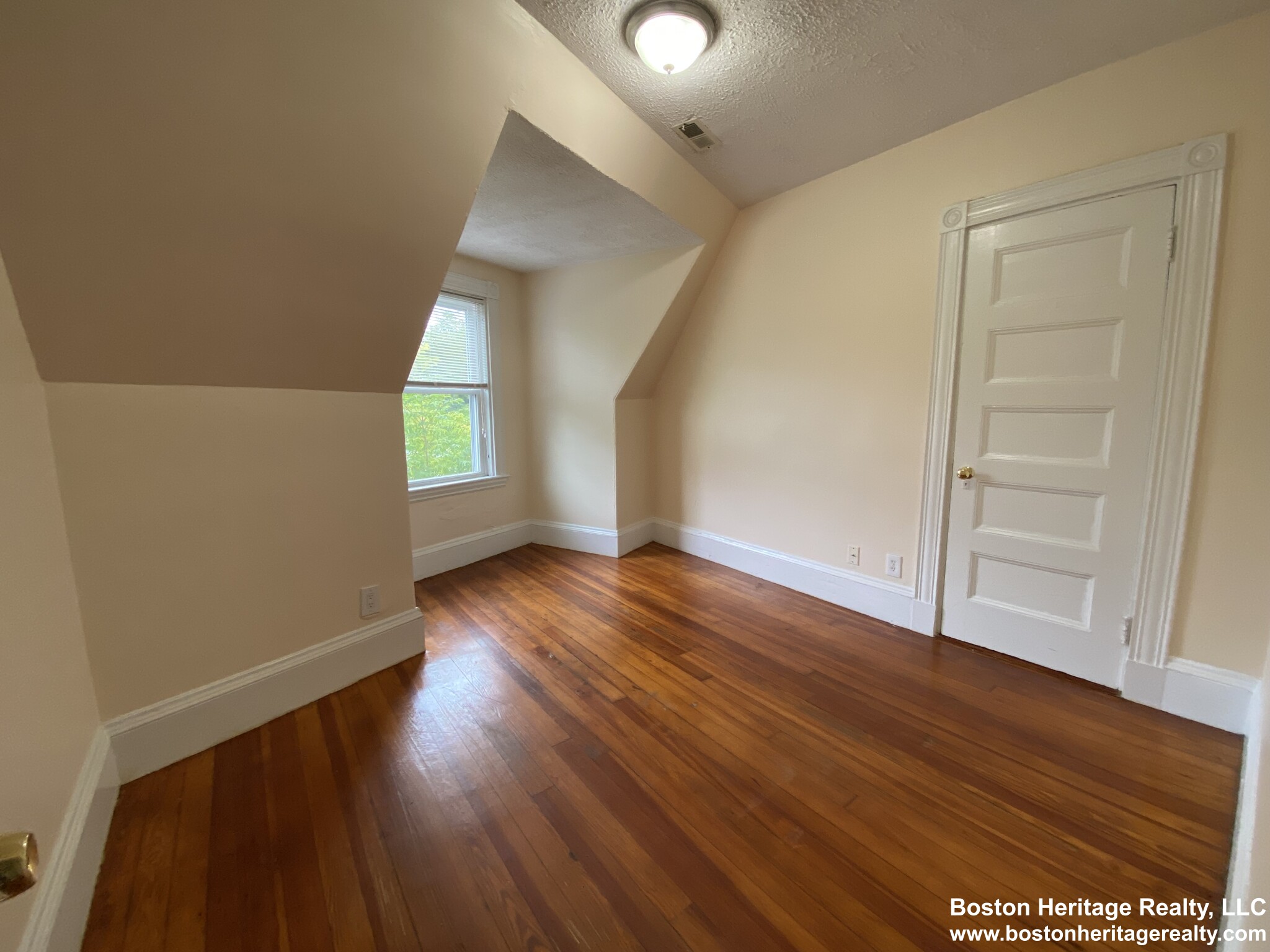 4 bed, 1 bath apartment for rent at 5 Kendall St Unit 3, Brookline Hills — photo 9 of 12