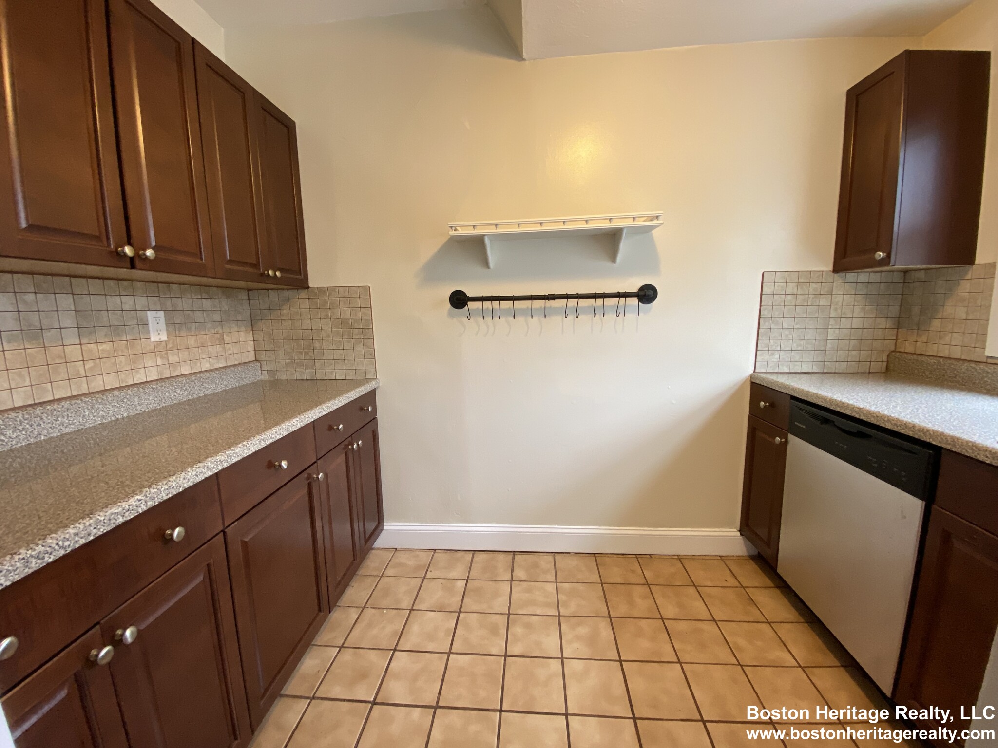 4 bed, 1 bath apartment for rent at 5 Kendall St Unit 3, Brookline Hills — photo 3 of 12