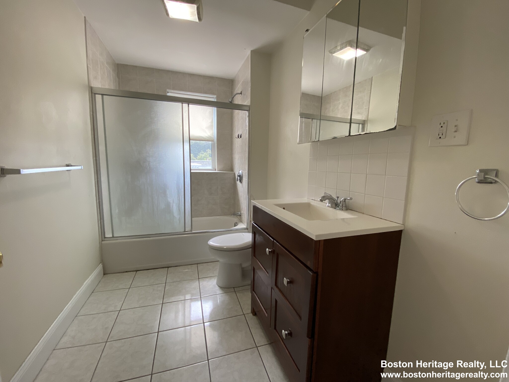 4 bed, 1 bath apartment for rent at 5 Kendall St Unit 3, Brookline Hills — photo 11 of 12