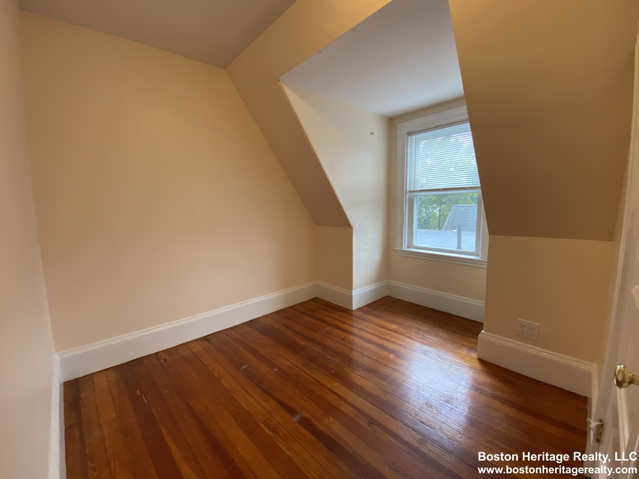 4 bed, 1 bath apartment for rent at 5 Kendall St Unit 3, Brookline Hills — photo 10 of 12