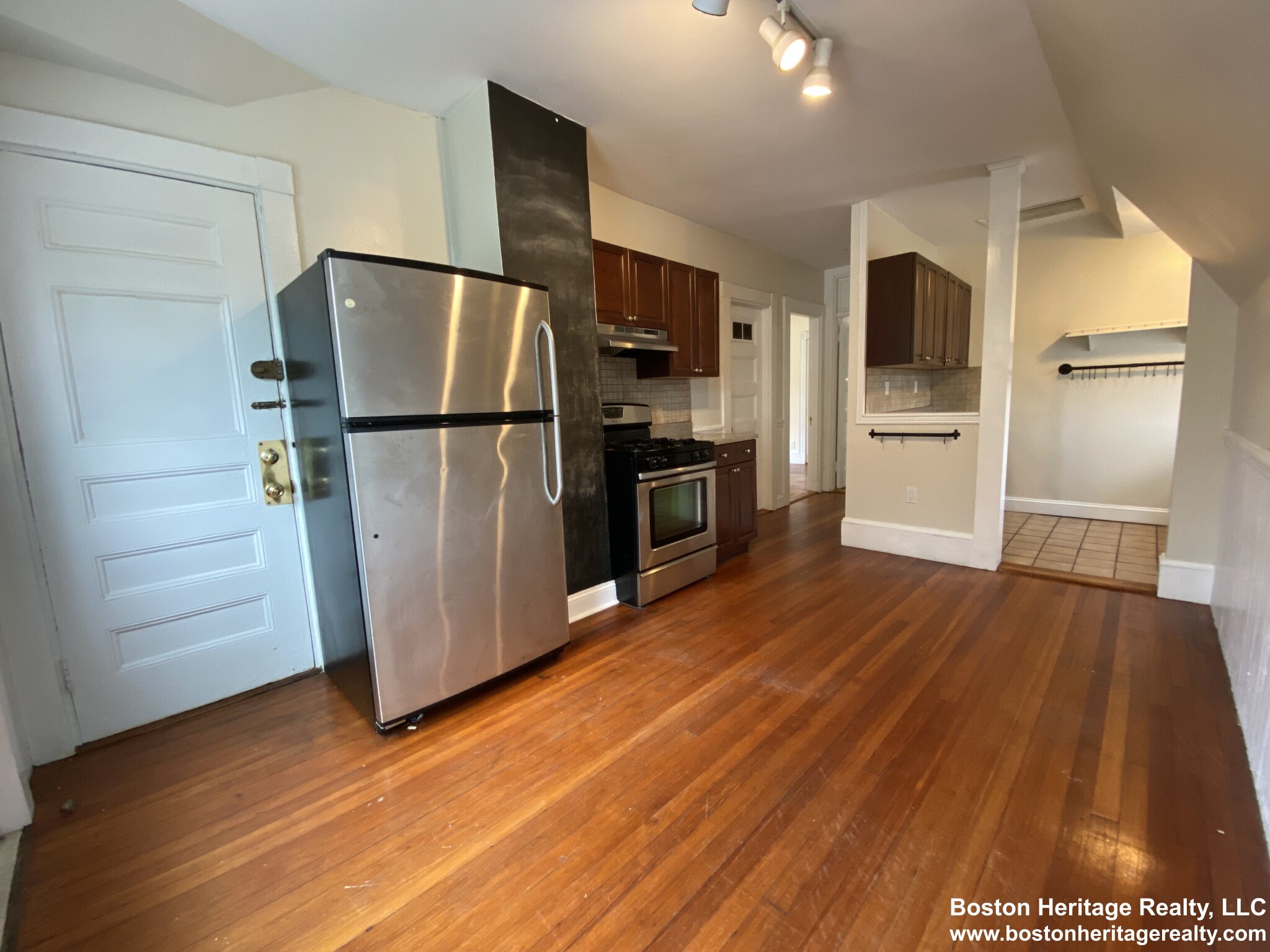 4 bed, 1 bath apartment for rent at 5 Kendall St Unit 3, Brookline Hills — photo 2 of 12