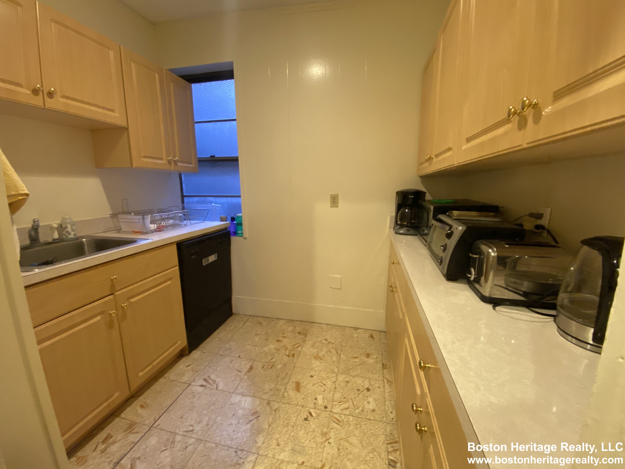 4 bed, 1 bath apartment for rent at 32 Symphony Rd Unit 4, Fenway — photo 6 of 9