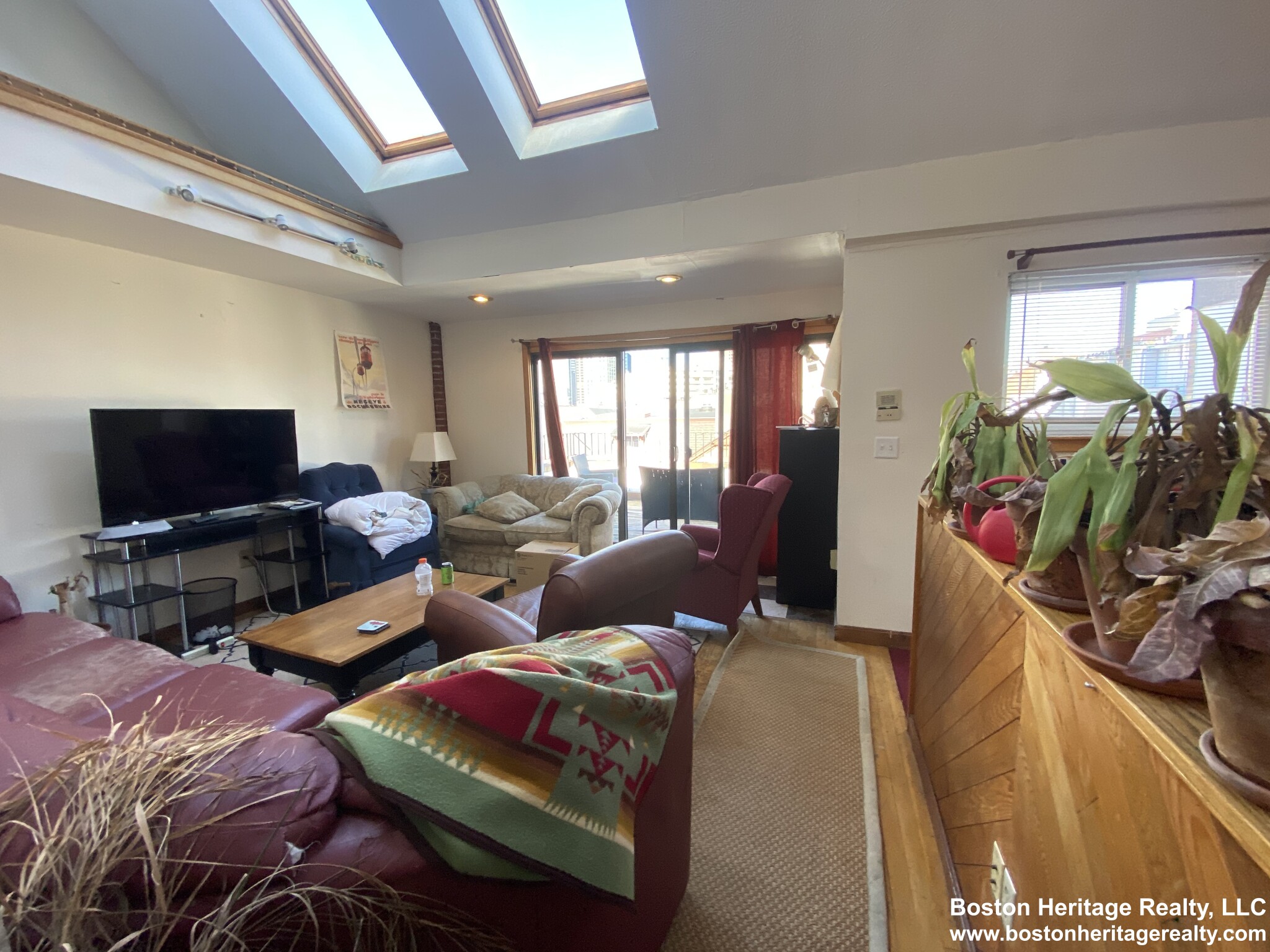 4 bed, 2 bath apartment for rent at 51 Hemenway St Unit 5, Fenway — photo 4 of 16