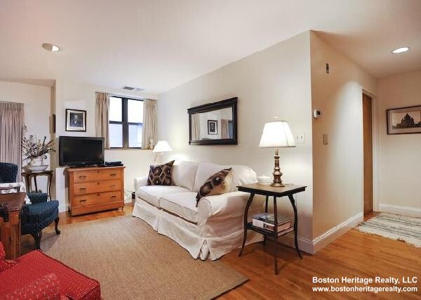 103 Gainsborough St, Fenway