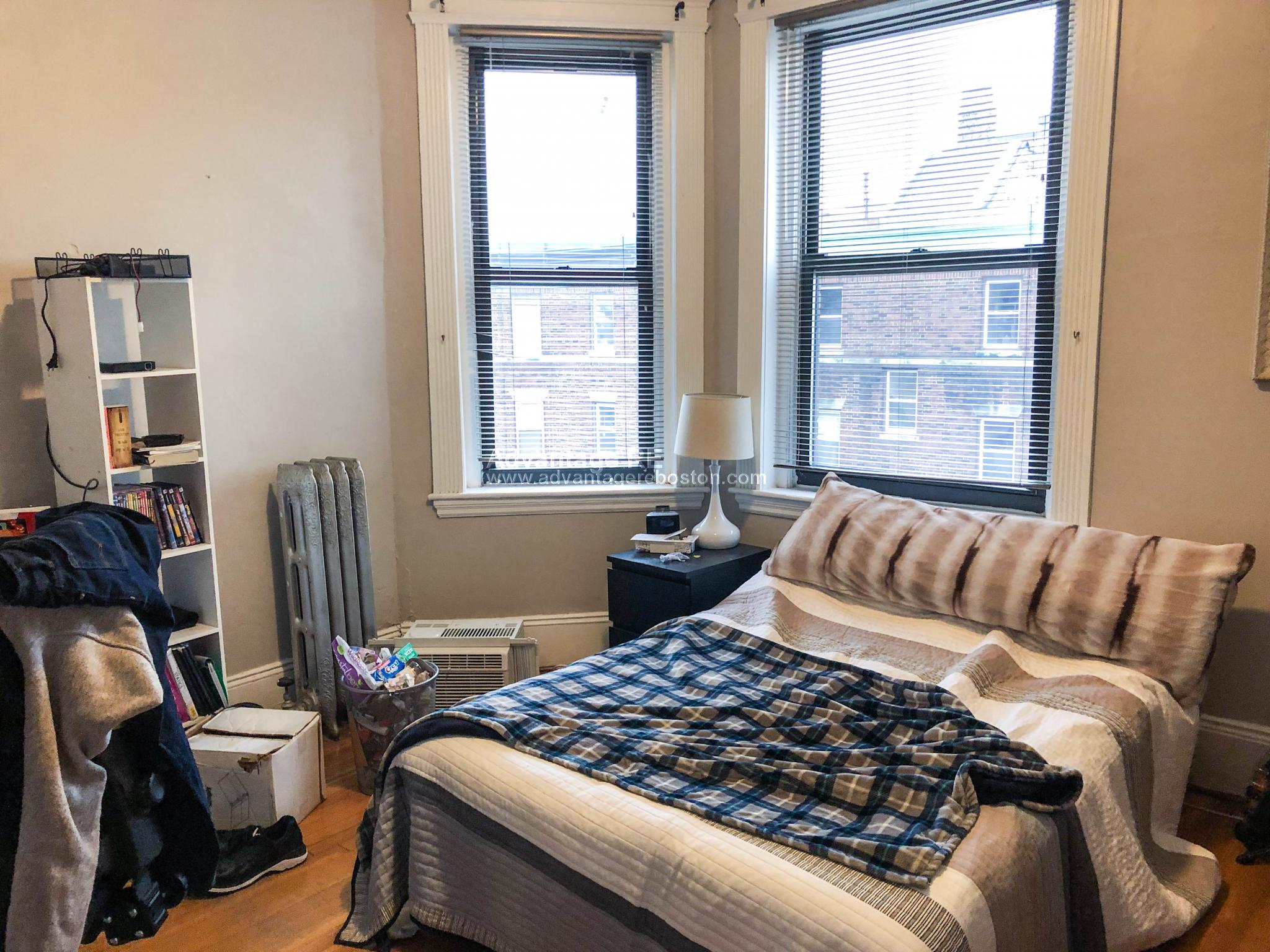 3 bed, 1 bath apartment for rent at 1066 Commonwealth Ave Unit 61, Allston — photo 10 of 27