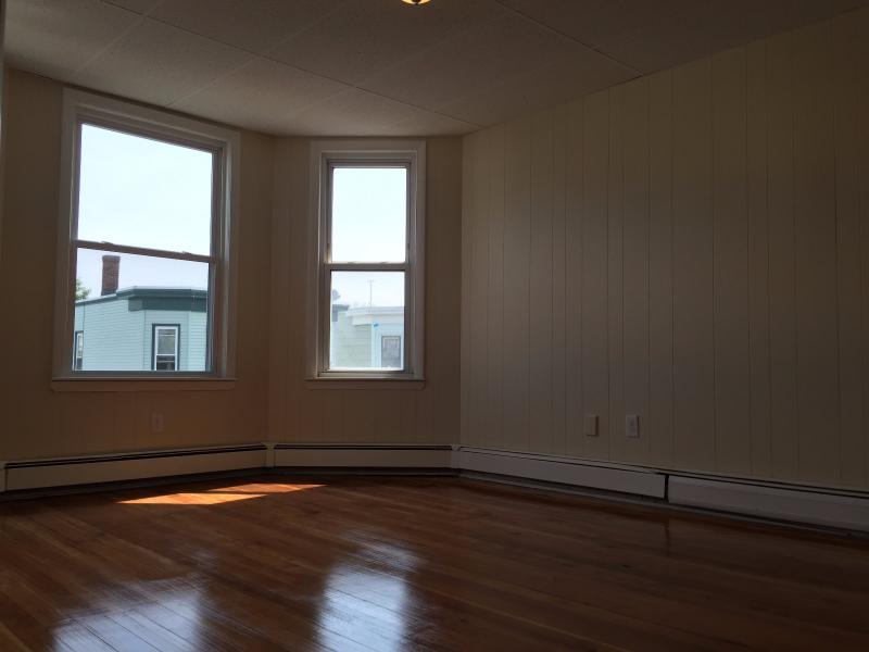 3 bed, 1 bath apartment for rent at 297 Maverick St Unit 3, East Boston — photo 2 of 7