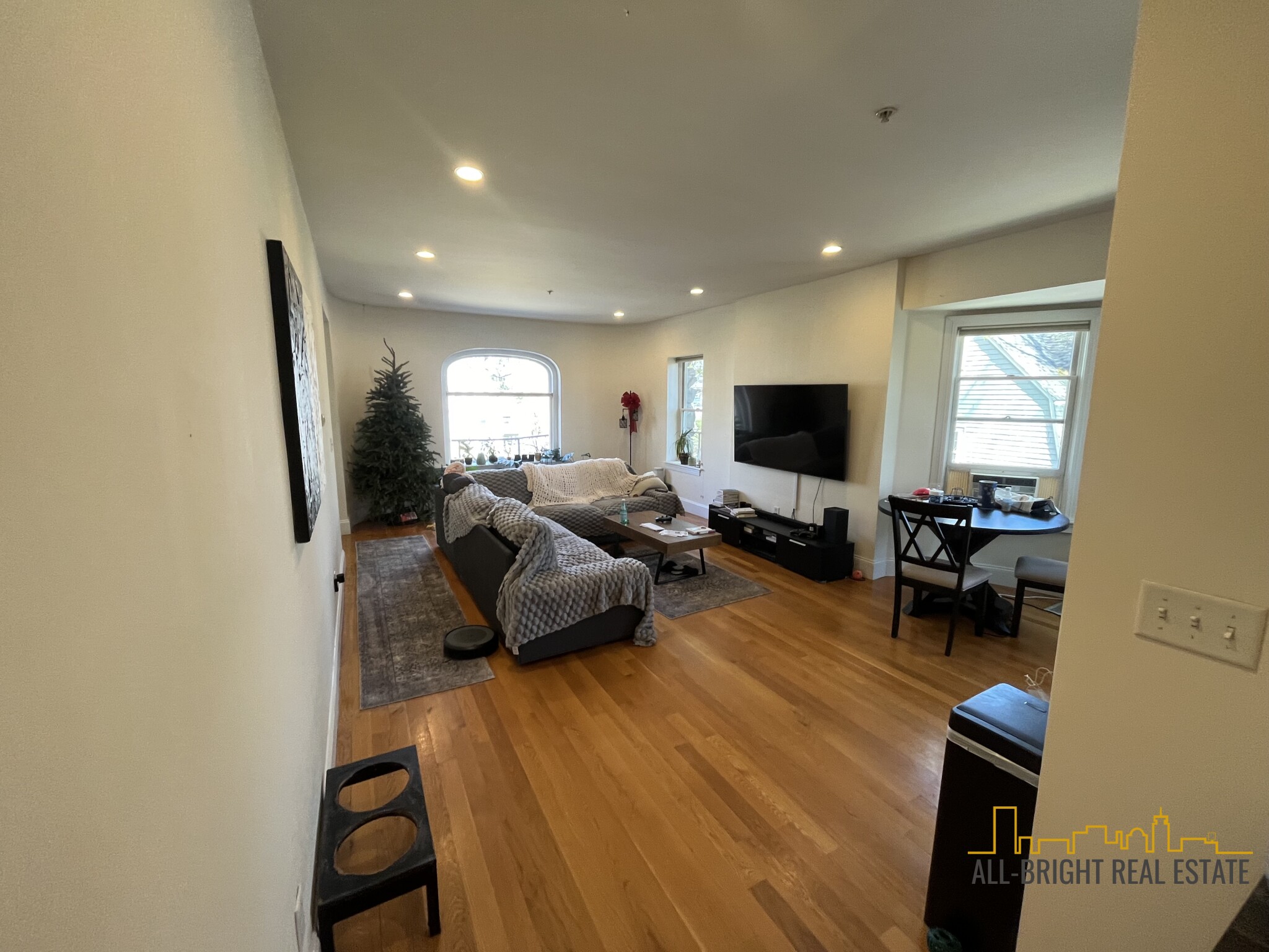 https://ygl-photos.s3.us-west-004.backblazeb2.com/26W6818e6b860e30.jpg