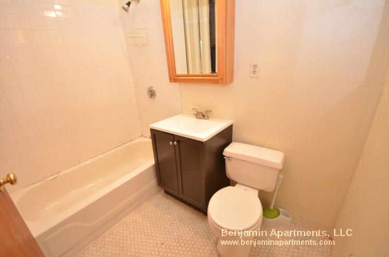 3 bed, 1 bath apartment for rent at 136 Hemenway St Unit 1, Fenway — photo 10 of 11