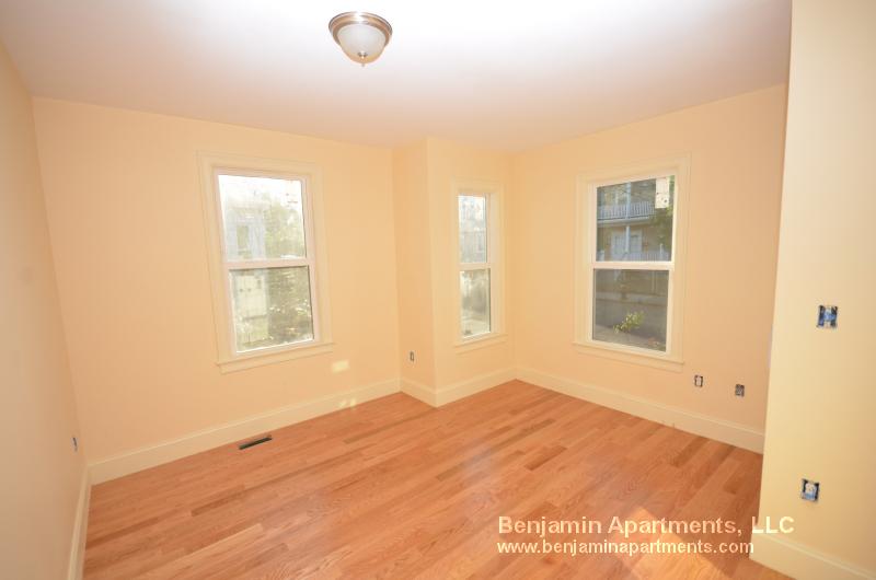 35 Pratt St, Allston