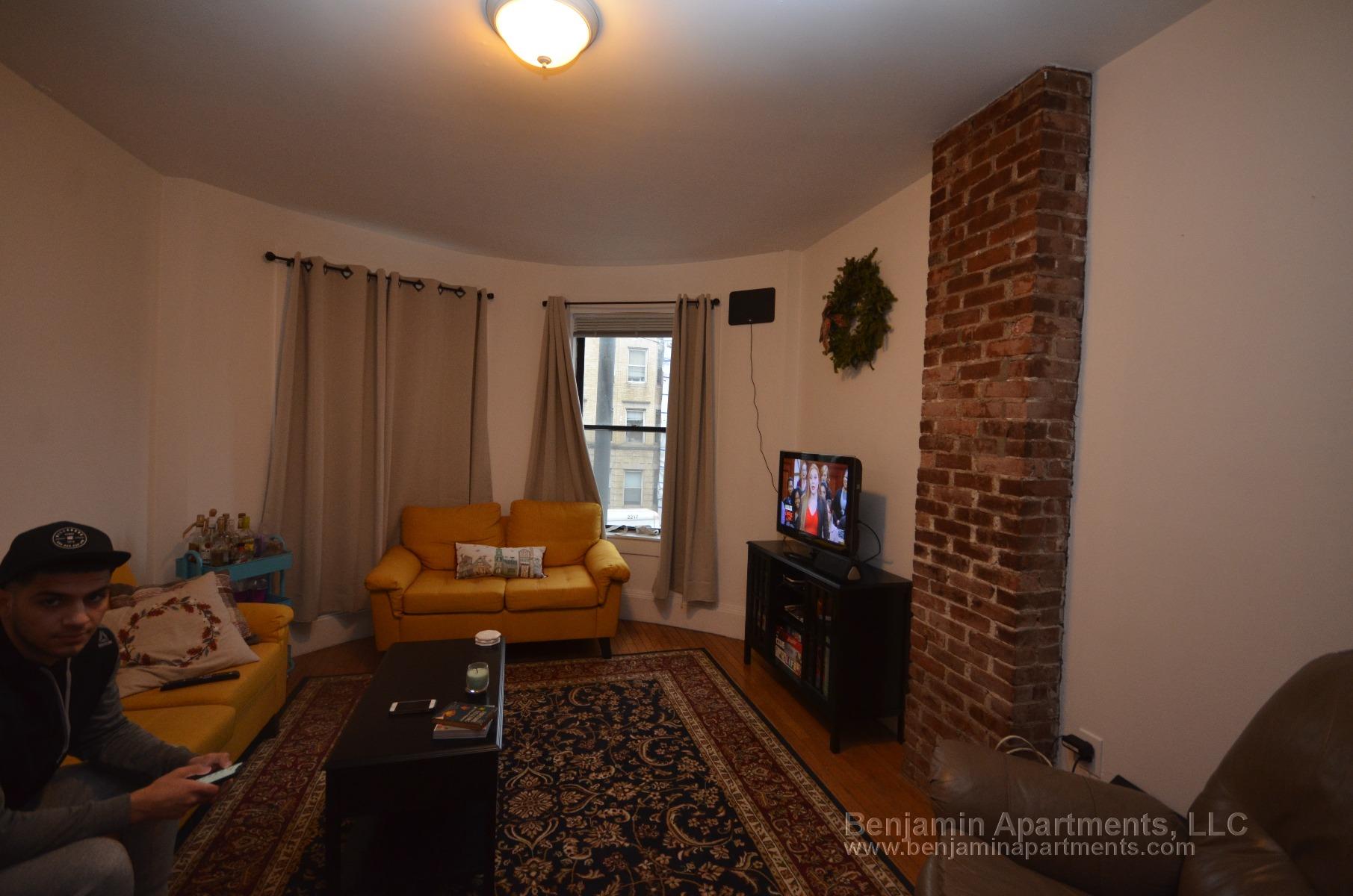 878 Huntington Ave, Mission Hill