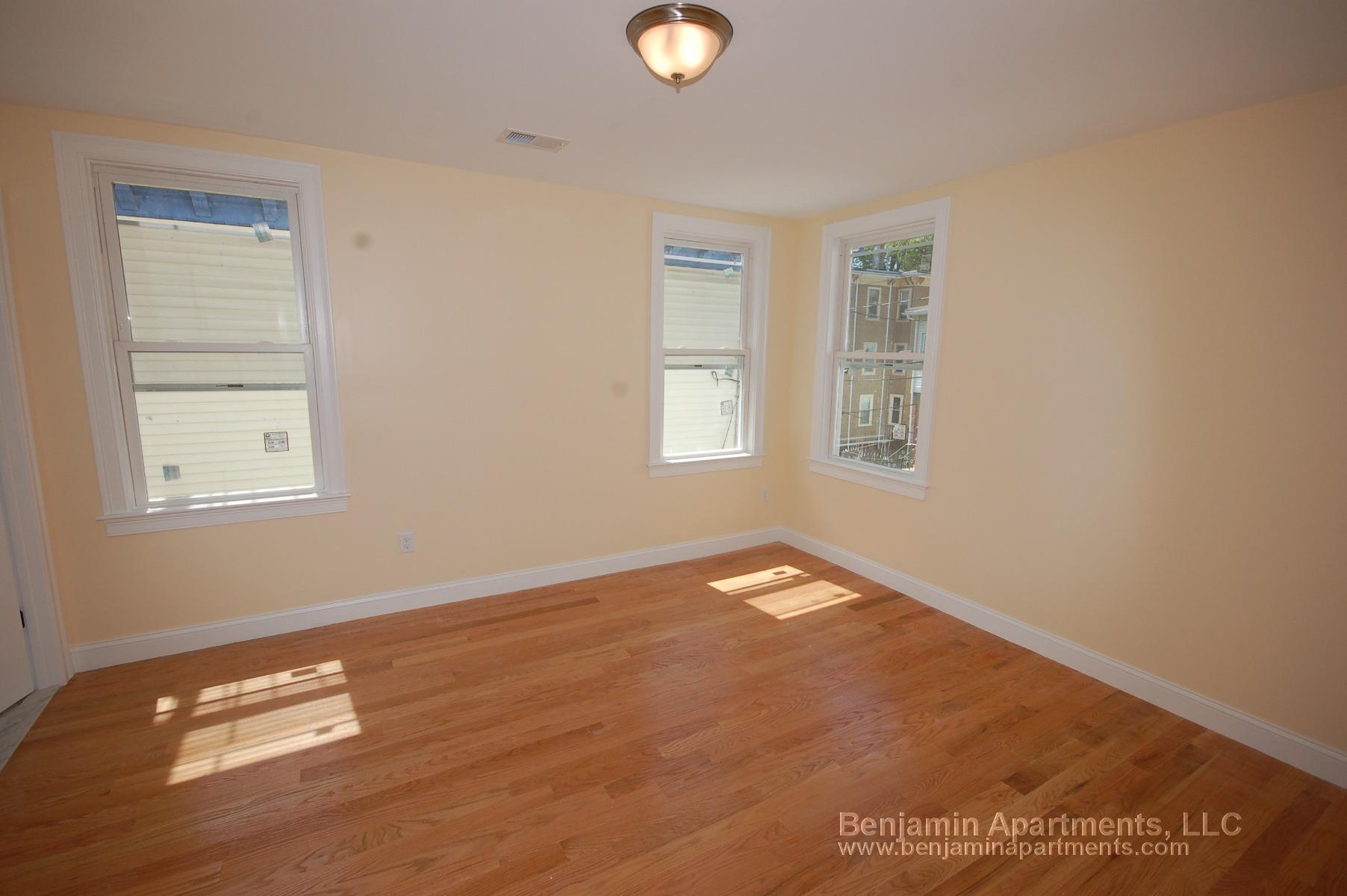 5 Griggs Pl, Allston