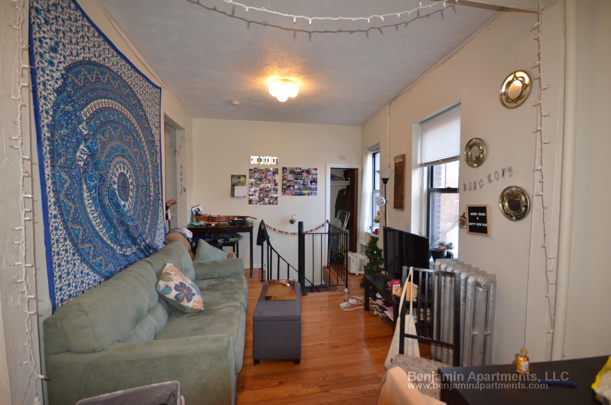 3 bed, 1 bath apartment for rent at 136 Hemenway St Unit 1, Fenway — photo 2 of 11