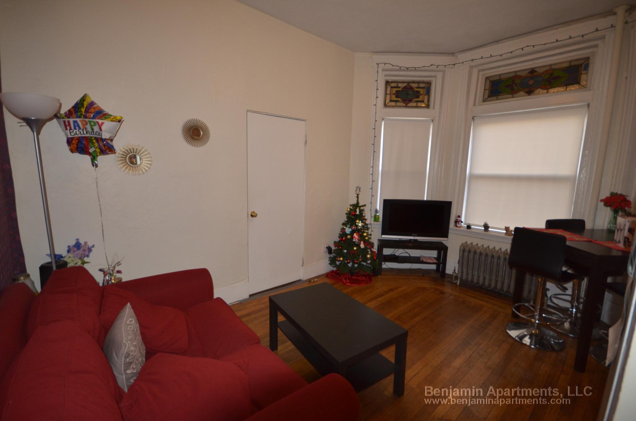 3 bed, 1 bath apartment for rent at 204 Hemenway St Unit 1, Fenway — photo 3 of 10