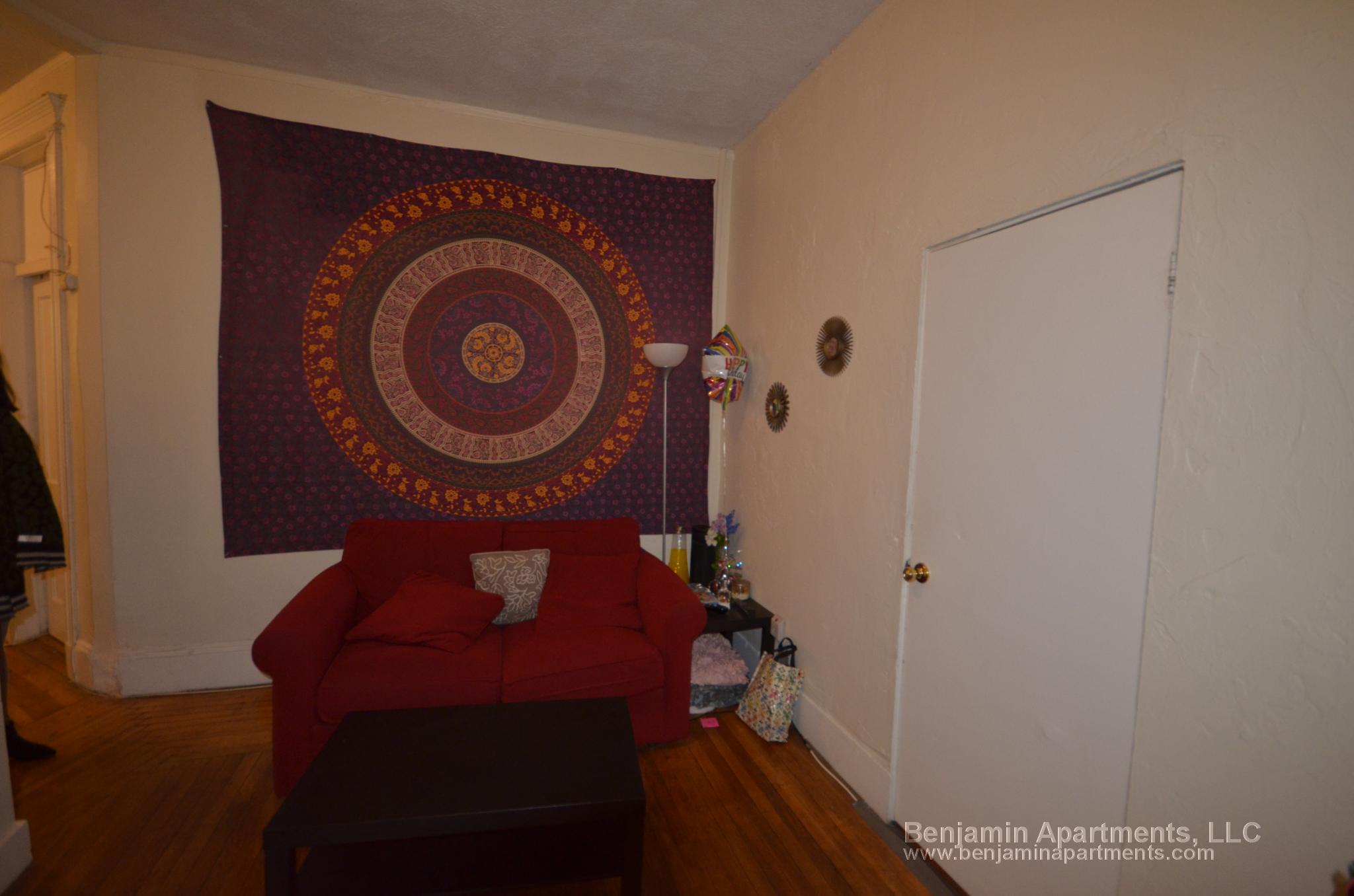 3 bed, 1 bath apartment for rent at 204 Hemenway St Unit 1, Fenway — photo 4 of 10