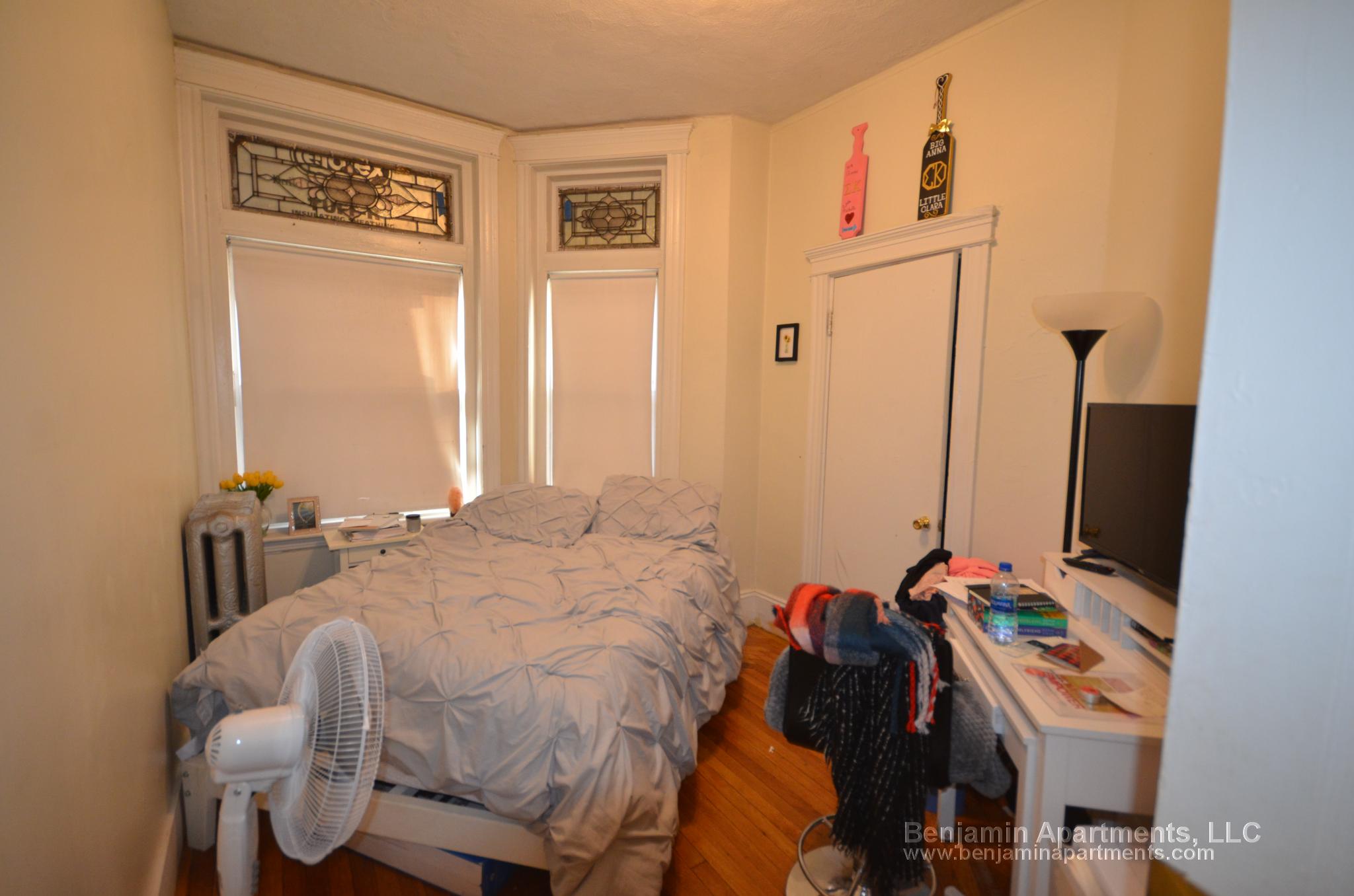 3 bed, 1 bath apartment for rent at 204 Hemenway St Unit 1, Fenway — photo 7 of 10