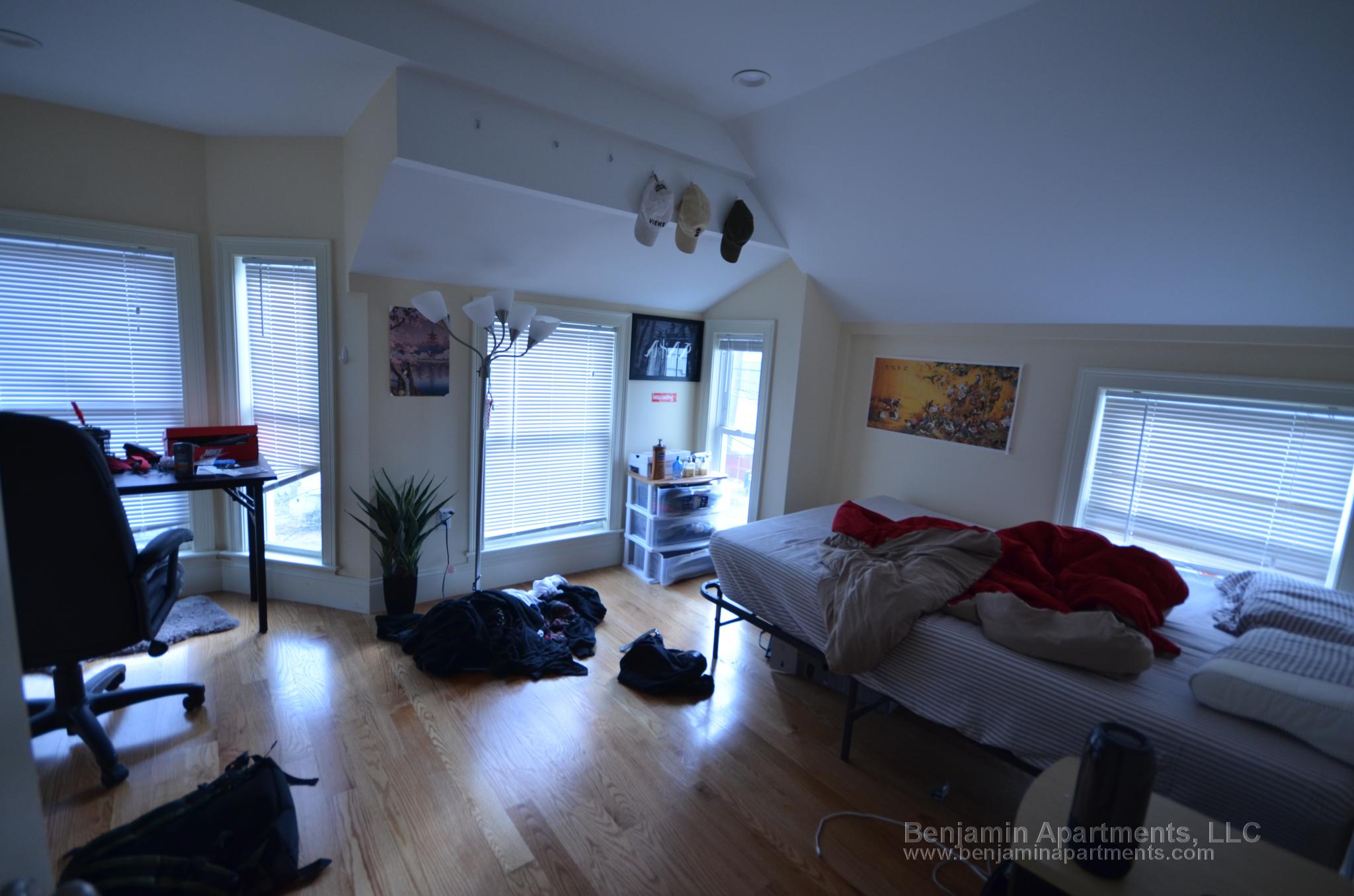 5 Griggs Pl, Allston