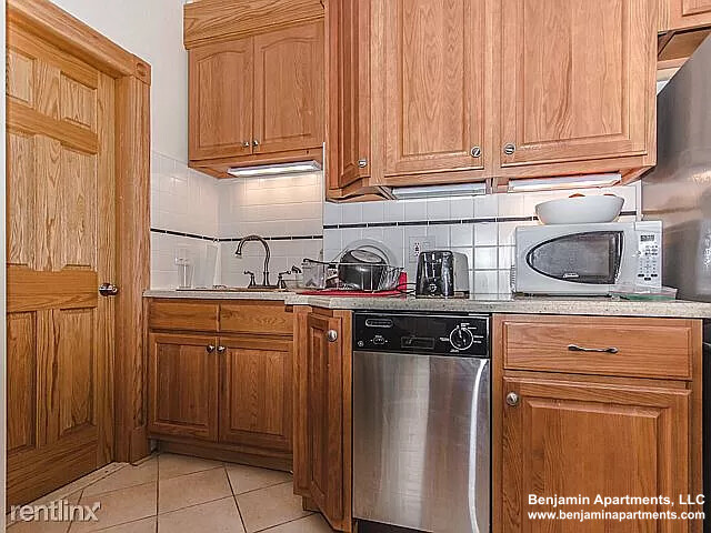 3 bed, 1 bath apartment for rent at 61 Phillips St Unit 3, Beacon Hill — photo 2 of 7
