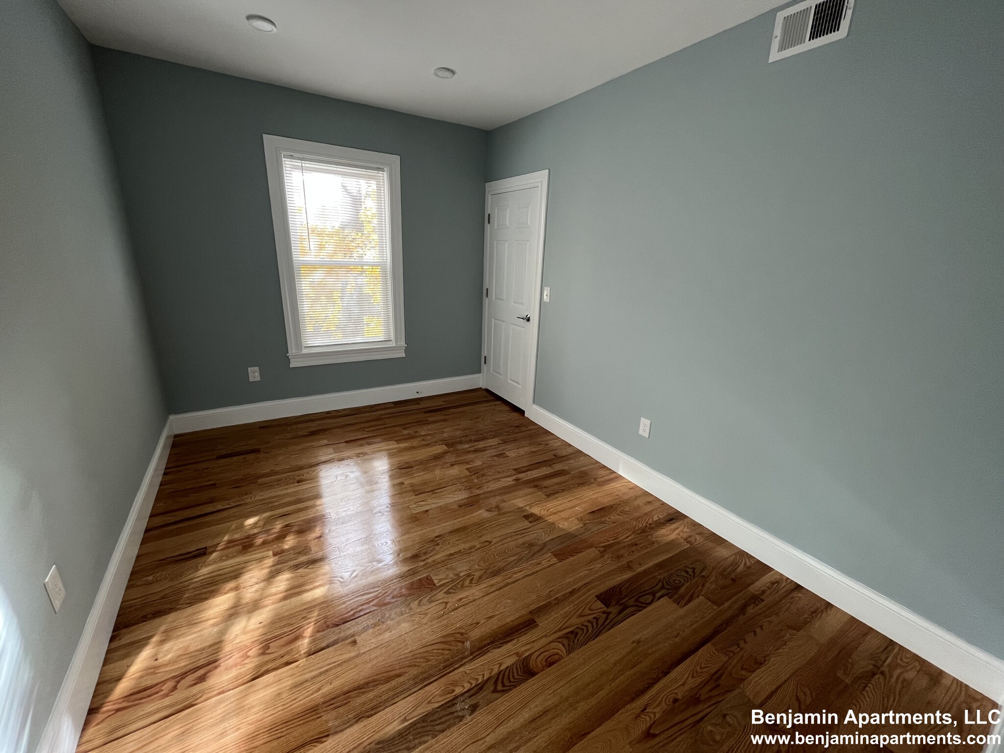 372 Oxford St, Ward Two