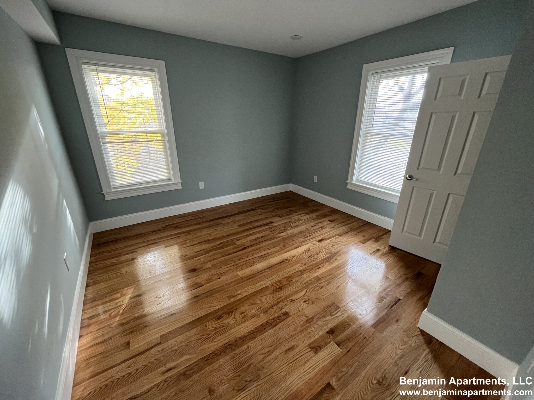 372 Oxford St, Ward Two