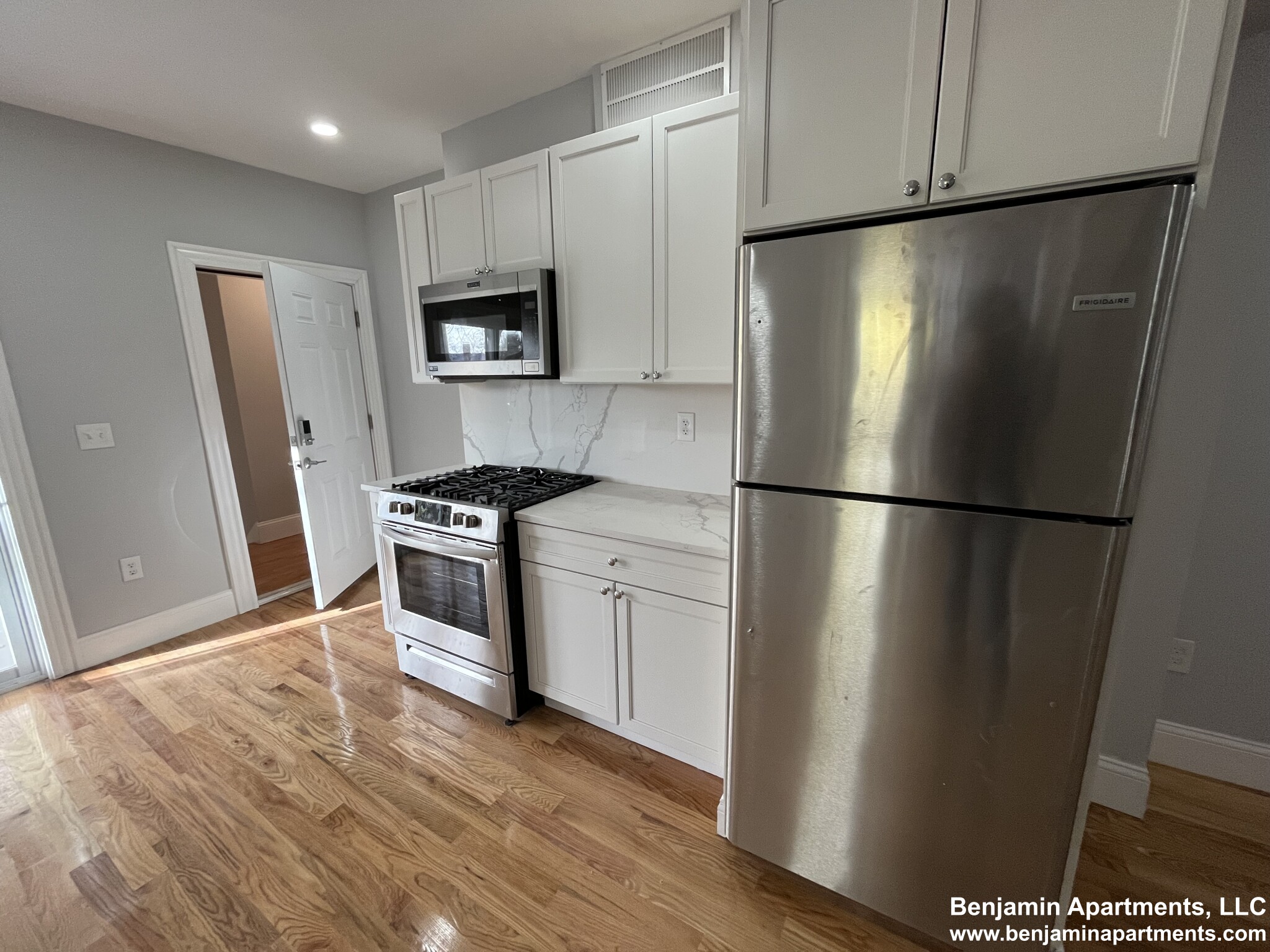 372 Oxford St, Ward Two