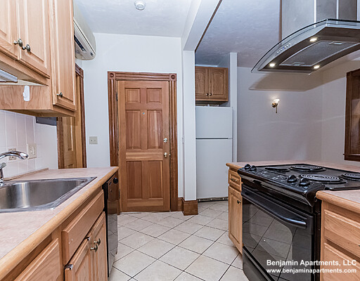 978 Myrtle St, Beacon Hill