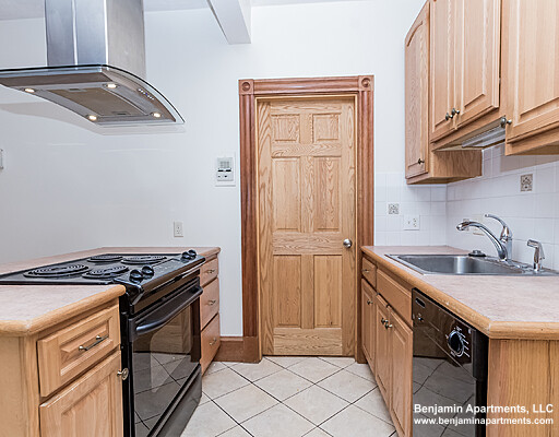 978 Myrtle St, Beacon Hill