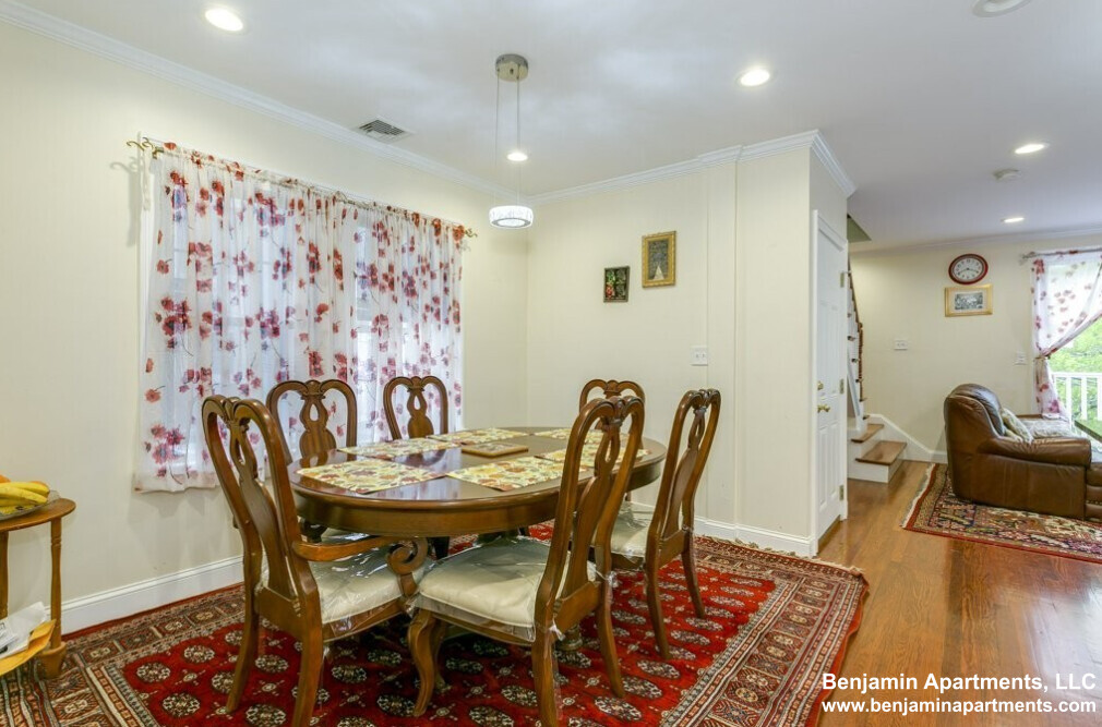 16 Eliot Crescent, Chestnut Hill