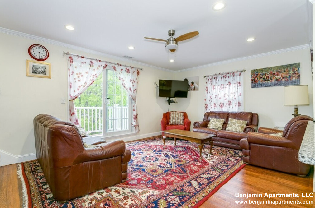 16 Eliot Crescent, Chestnut Hill