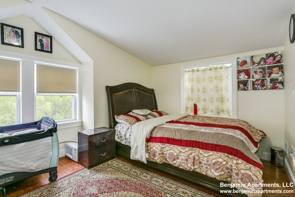 16 Eliot Crescent, Chestnut Hill