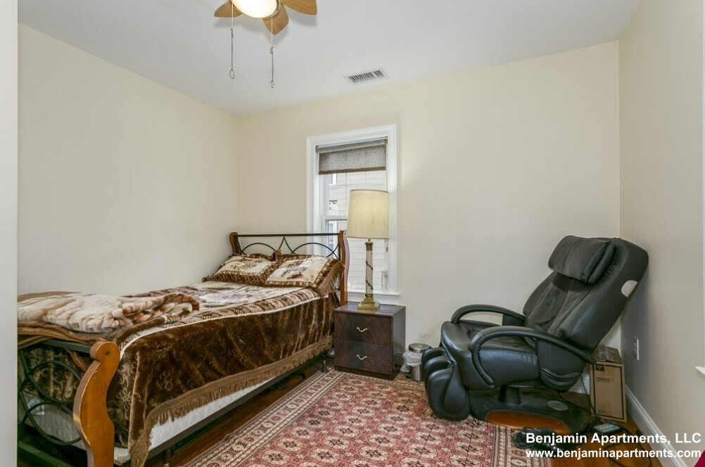 16 Eliot Crescent, Chestnut Hill