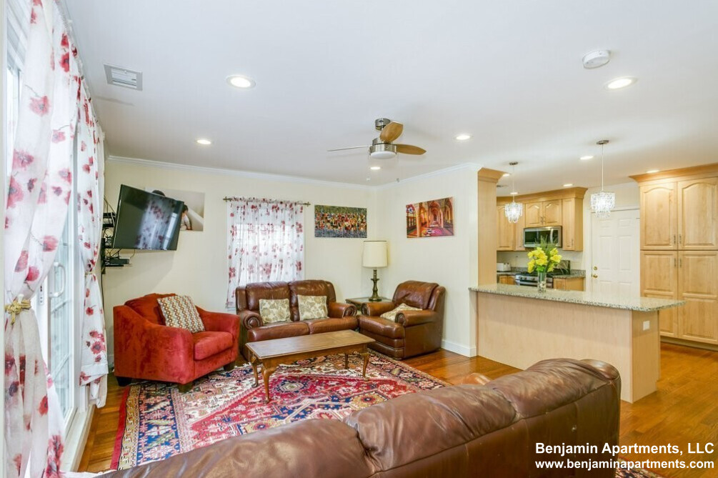 16 Eliot Crescent, Chestnut Hill