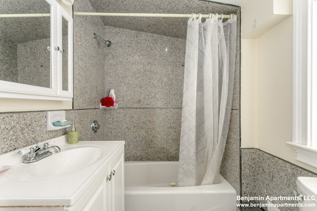 16 Eliot Crescent, Chestnut Hill