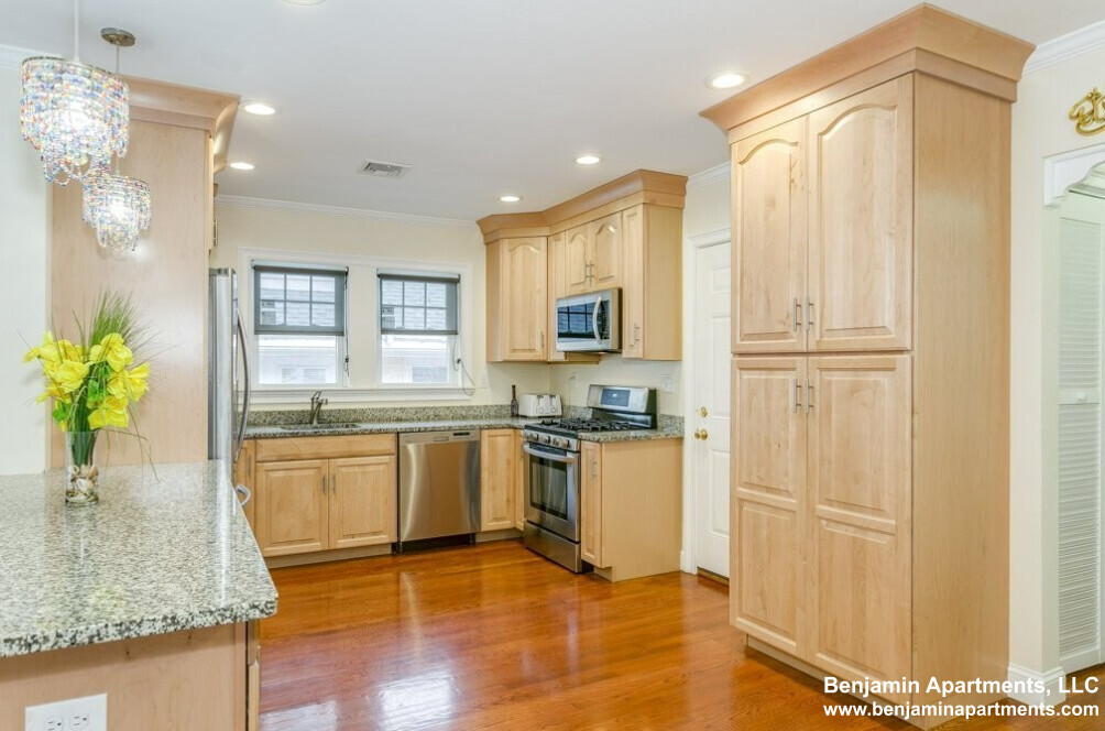 16 Eliot Crescent, Chestnut Hill