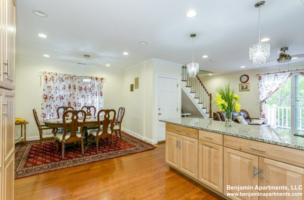 16 Eliot Crescent, Chestnut Hill