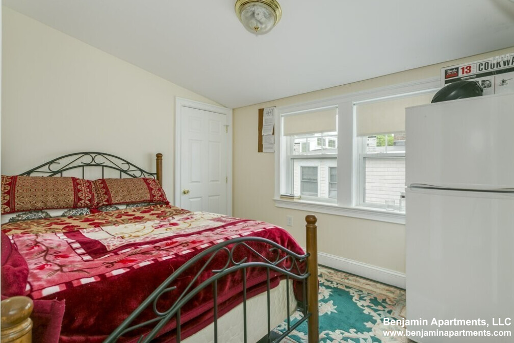 16 Eliot Crescent, Chestnut Hill