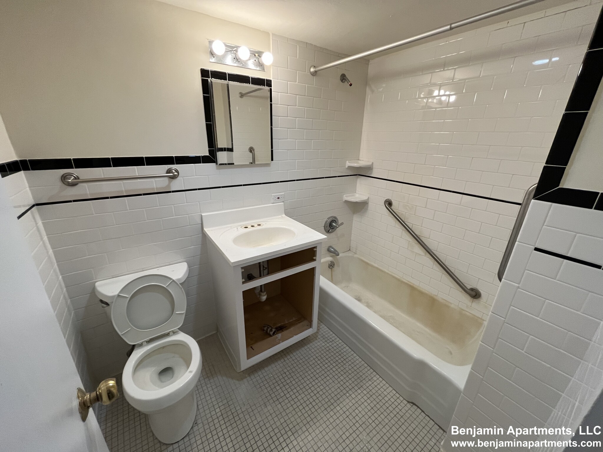 101 Monmouth St, Longwood